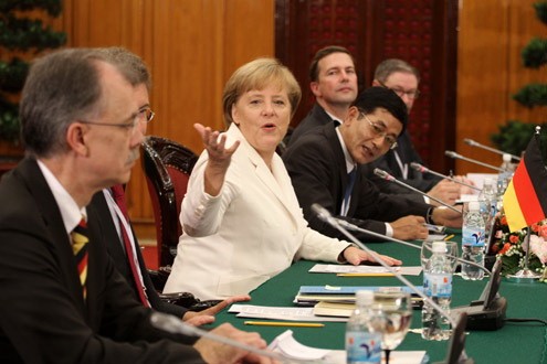 Bà Merkel giới thiệu từng thành viên trong đoàn làm việc với Thủ tướng Nguyễn Tấn Dũng.